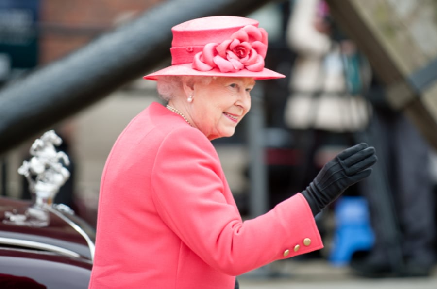 למכירה: הכפפות של המלכה אליזבת שמגנות מפני הנגיף