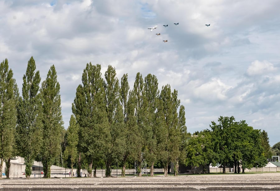 חיל האוויר במטס מעל מחנה הריכוז "דכאו"