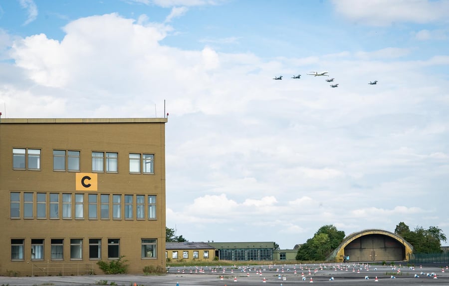 חיל האוויר במטס מעל מחנה הריכוז "דכאו"