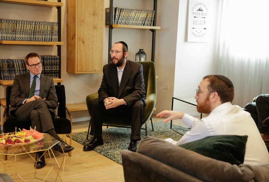 איציק קרומבי עם מוטי אייכלר ושגריר בריטניה בישראל