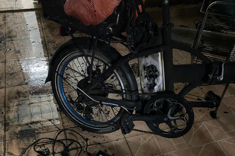 סוללה של אופניים חשמליים החלה לבעור בתוך הבית