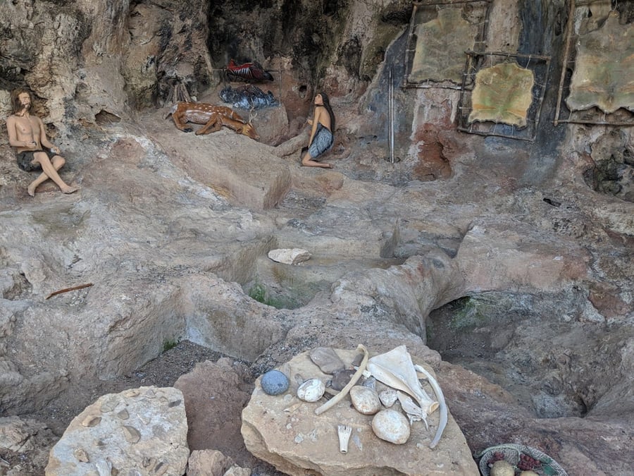 ממצאים מנחל מערות בהר הכרמל שלפי הארכאולוגים המדובר בבני אדם שחיו בין 40 אלף שנים, ל-8000 שנים מלפני זמנינו