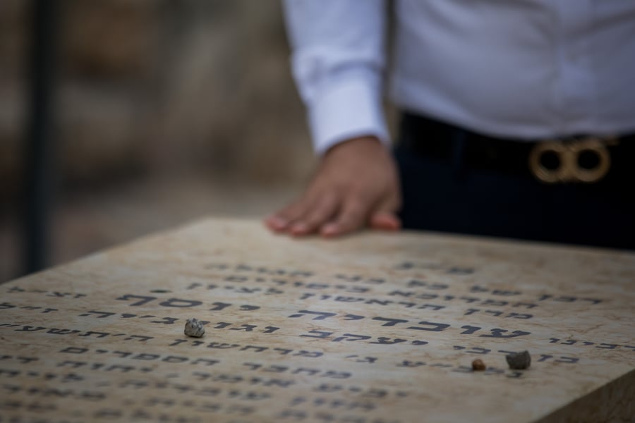 "שוטים גמורים" זרקו פתקים לקברו של מרן הגר"ע יוסף