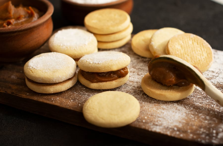 חלומי: סנדוויץ' עוגיות עם ריבת חלב ואבקת סוכר