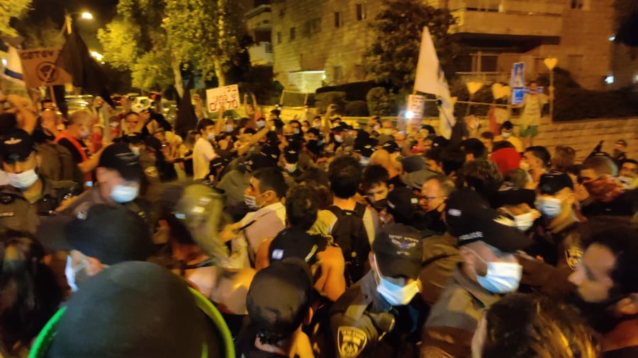 רשמי: עשרות חולי קורונה בהפגנות השמאל