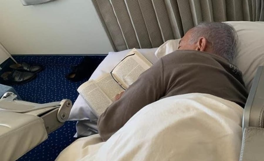 מדוע ישן ראש הממשלה על רצפת המטוס?