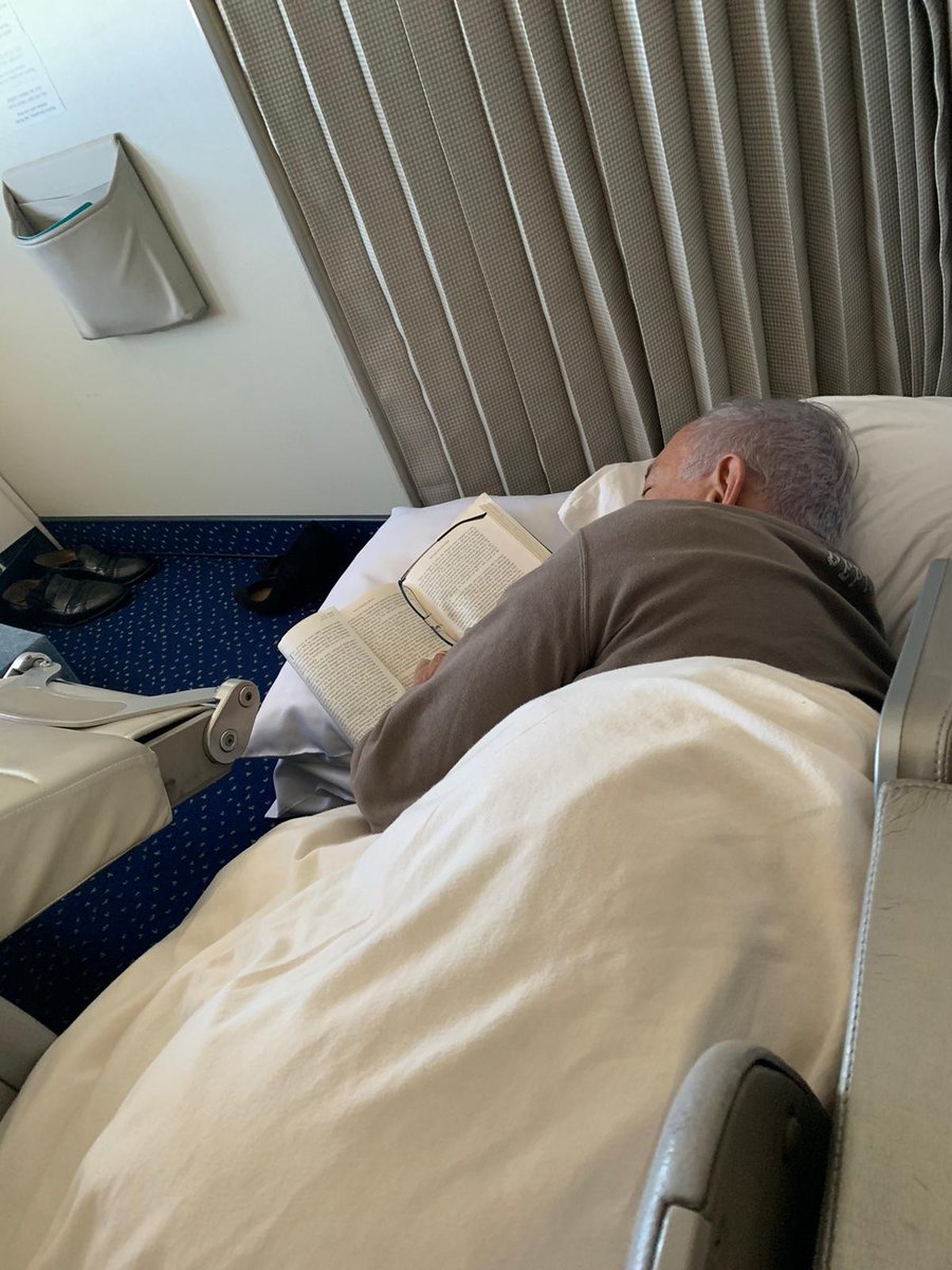 מדוע ישן ראש הממשלה על רצפת המטוס?