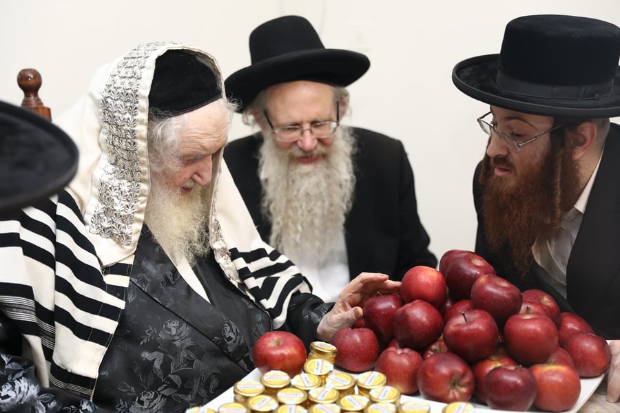 ראב"ד העדה בירך את התפוחים והדבש עבור בנות 'בית לפליטות'