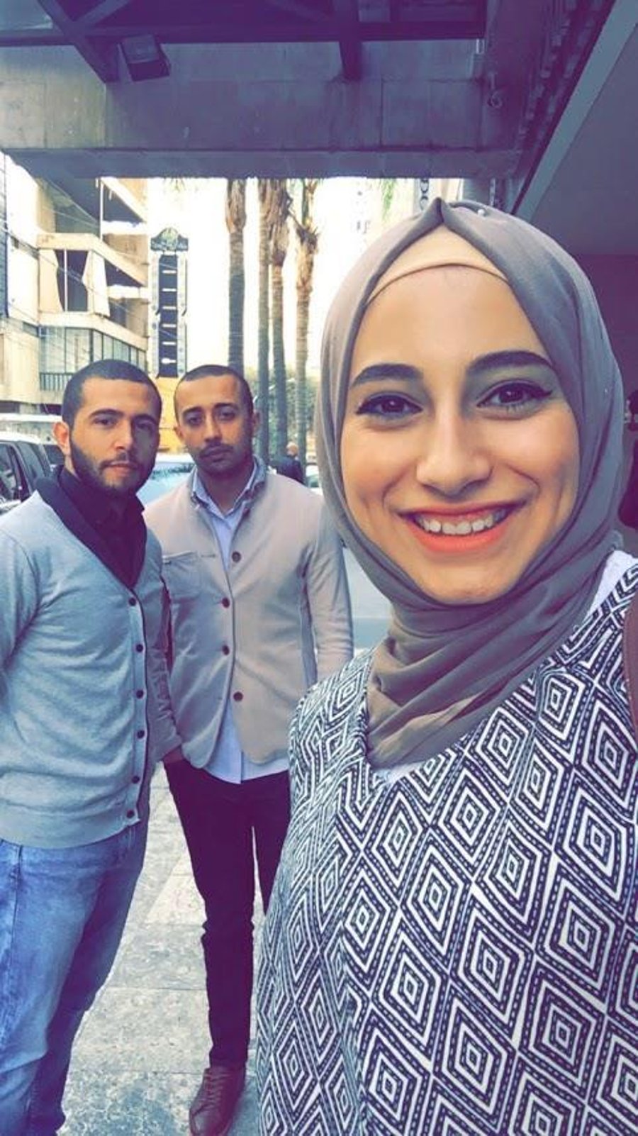 יאסמין ג׳אבר מצולמת יחד עם עטיא אבו סמהדנא ומחמד מוסא, פעילי יחידת הפיגועים המשותפת של חיזבאללה וכוח קודס
