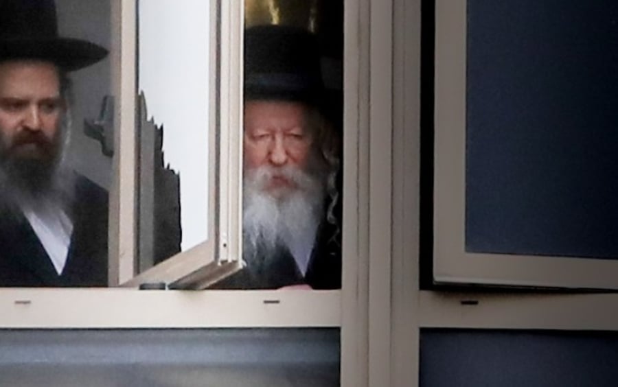 האדמו"ר מגור בחלון בית המדרש בירושלים