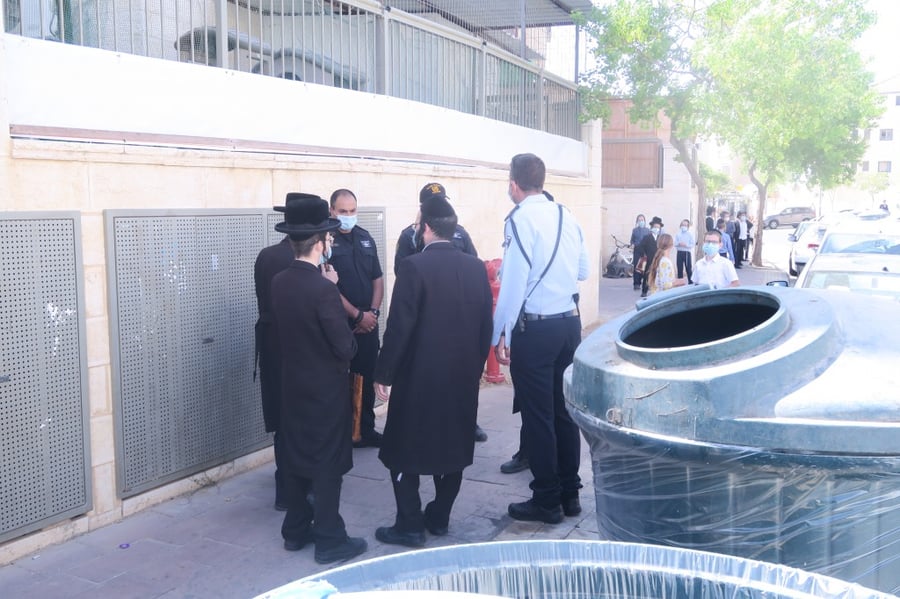 שוב: שוטרים פשטו על ה'שטיבלאך' ופיזרו את המתפללים