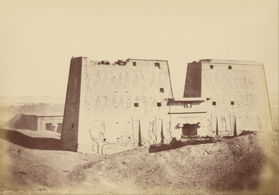 מקדש אדפו לפני התחלת החפירות הארכאולוגיות. צילום משנת 1859 של האגיפטולוג והצייר תֶאוֹדִיל דֶבֶרִיָה