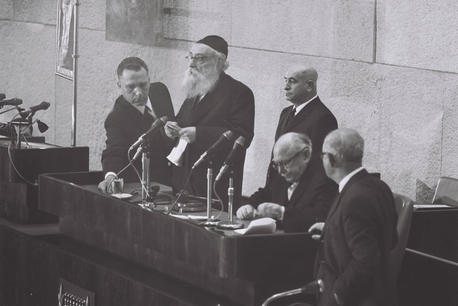 הרב יצחק מאיר לוין נושא דברים בטקס פתיחת מושב הכנסת השביעית, בירושלים