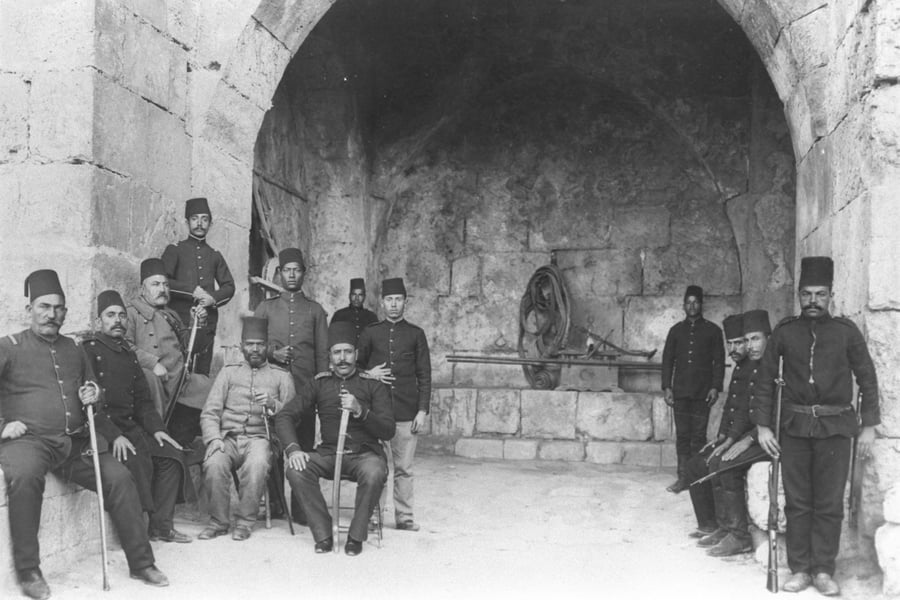 חיילים טורקים במנוחה בשער יפו בעיר העתיקה בירושלים