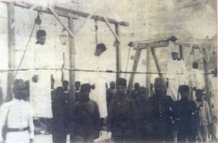 משמאל: שני היהודים שנתלו ליד שער יפו