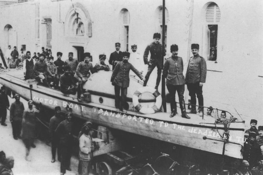 חיילים טורקים על סירת מנוע אשר מיועדת להשטה בים המלח, ברחוב סולטאן סוליימן סמוך ל- "נוטר דאם" בירושלים, בתקופת מלחמת העולם הראשונה