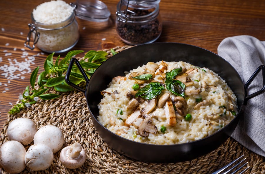 ארוחה מלאה ב-45 דקות: ריזוטו אפוי עם עוף ופטריות