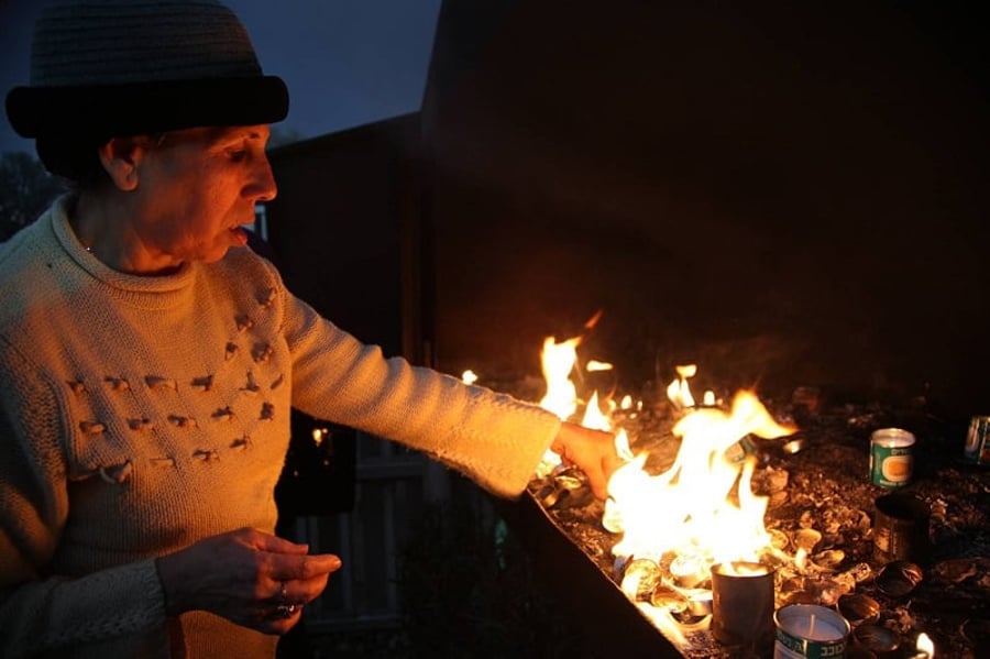 הדלקת נרות בציון הבבא סאלי - אתר עליה לרגל של יוצאי מרוקו