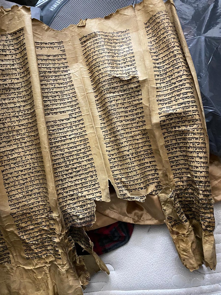 ירכא: נתפסו דפי ספרי תורה בני 450 שנה