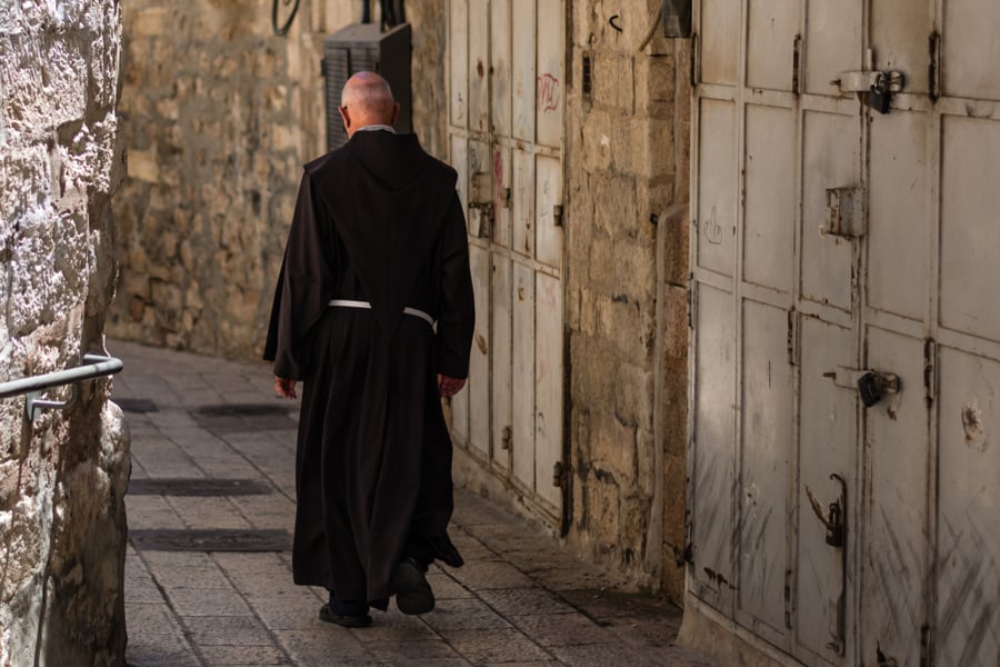 הקשיש היהודי הפתיע: 'הייתי כומר 50 שנה'