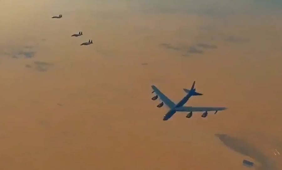 תיעוד: מטוסי F-15 מלווים את המפציץ B-52