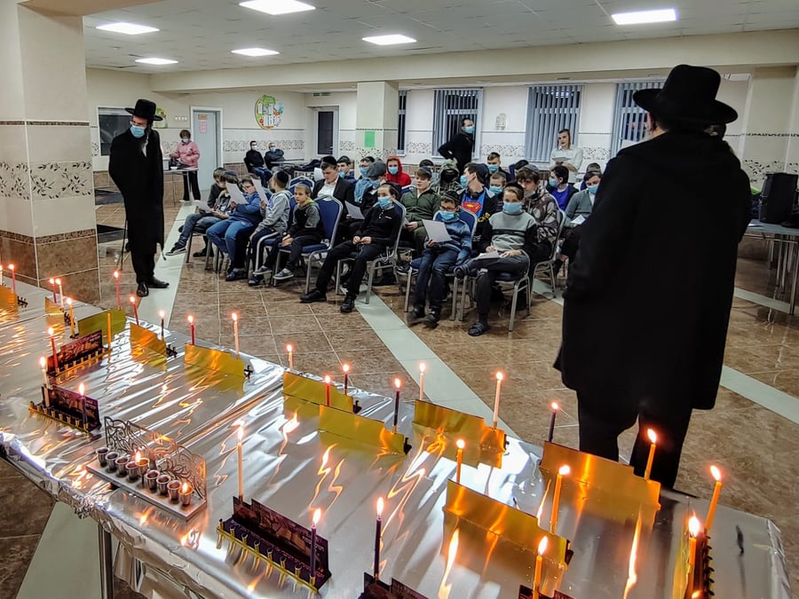 תיעוד: הדלקת נר חמישי בקהילה היהודית בפינסק