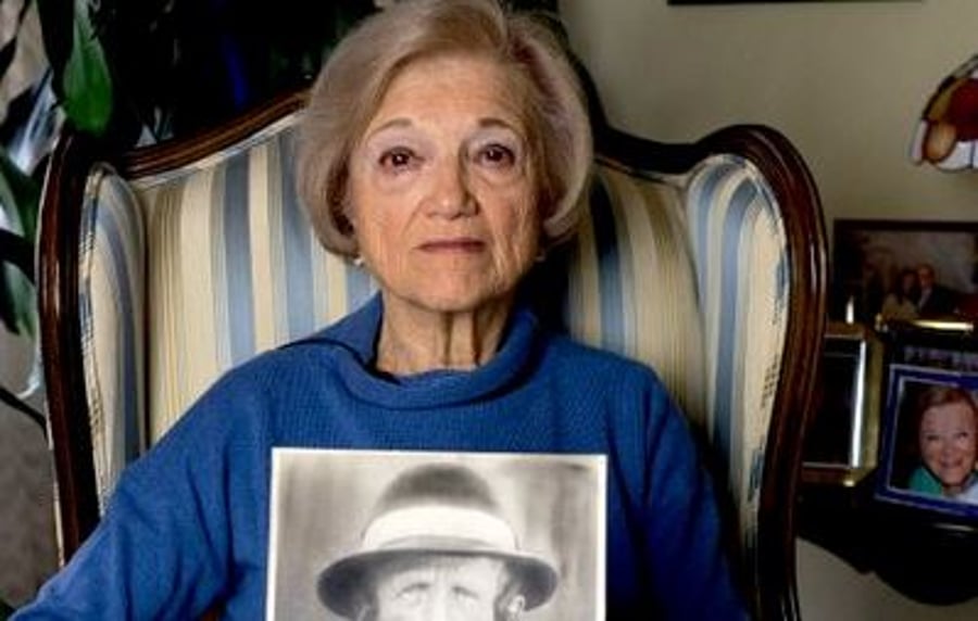 טובי לוי מחזיקה בתמונת סבה, שנרצח בשואה