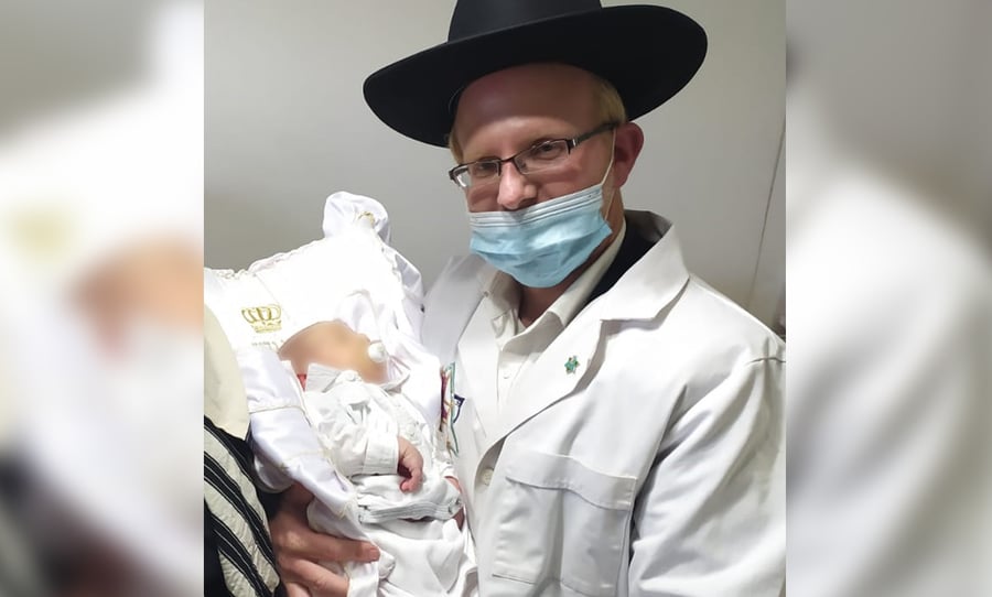 הרב ניר דורפמן עם התינוק, בשמחת הברית