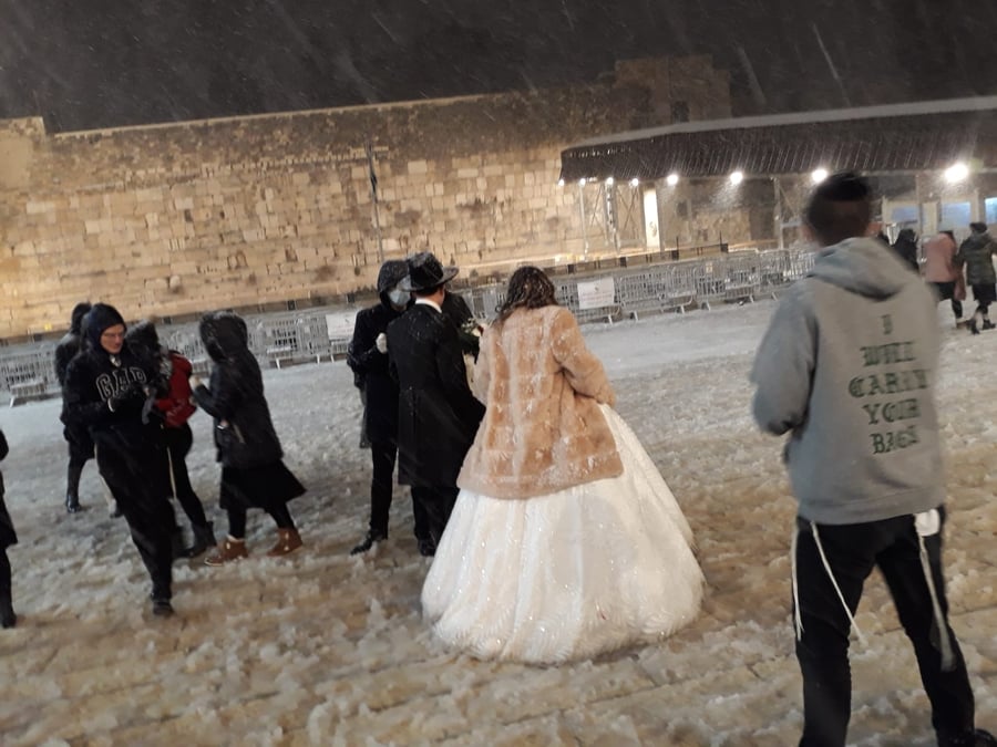 לאחר חצות: החתן והכלה הגיעו לשלג בכותל המערבי