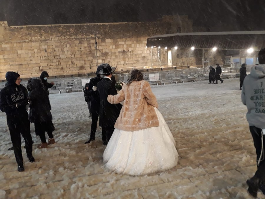 לאחר חצות: החתן והכלה הגיעו לשלג בכותל המערבי