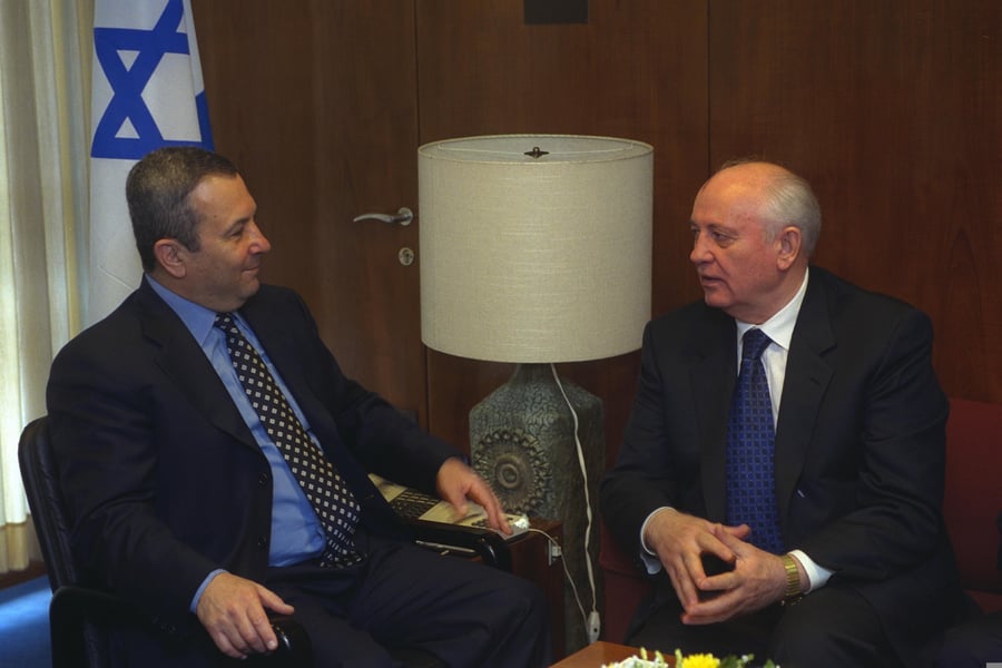 גורבצ'וב עם ראש ממשלת ישראל, ברק, 2000.