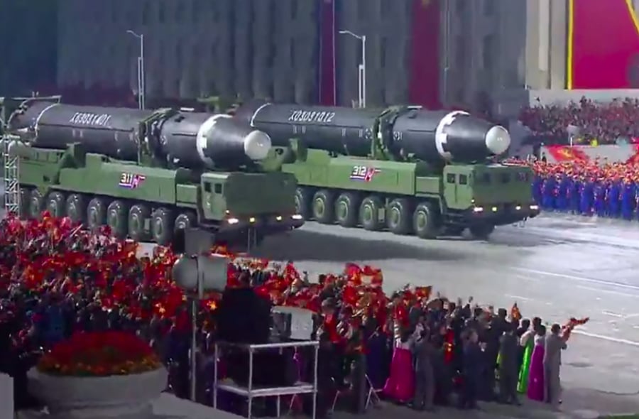 טילים במצעד צבאי בפיונגיאנג