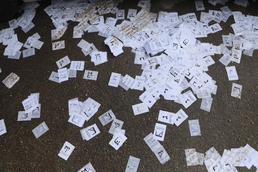 צפו: קלפיות ופתקי הצבעה זרוקים במתחם התחנה