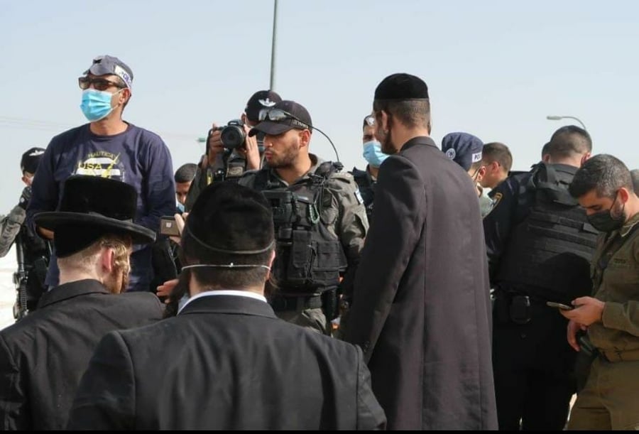 גוש עציון: שבעה נעצרו בהפגנה על קברים