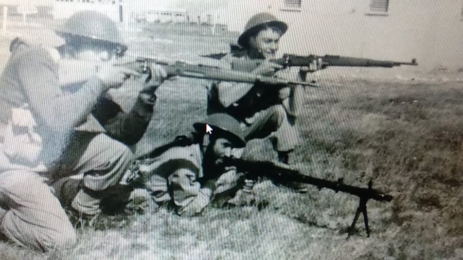 ר' יצחק קלפוס: "מימין בתמונה אני עם רובה צכי. משמאל, אורי ורקר מירושלים