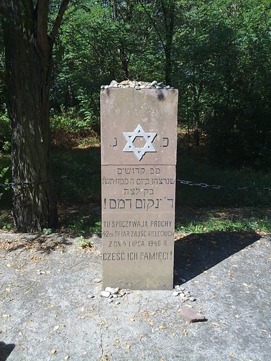 אנדרטה המוצבת בבית הקברות היהודי בעיר
