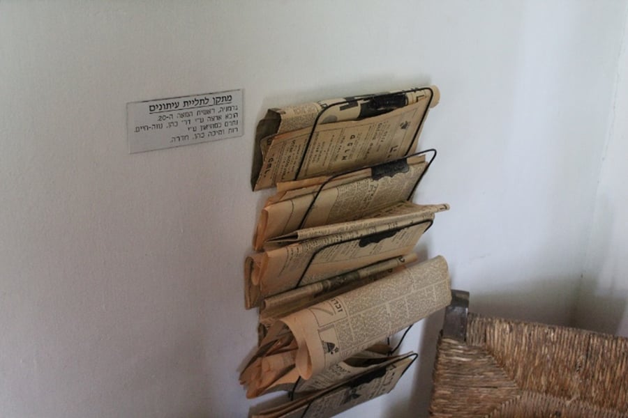 מתקן לתליית עיתונים עתיק במוזיאון החאן חדרה