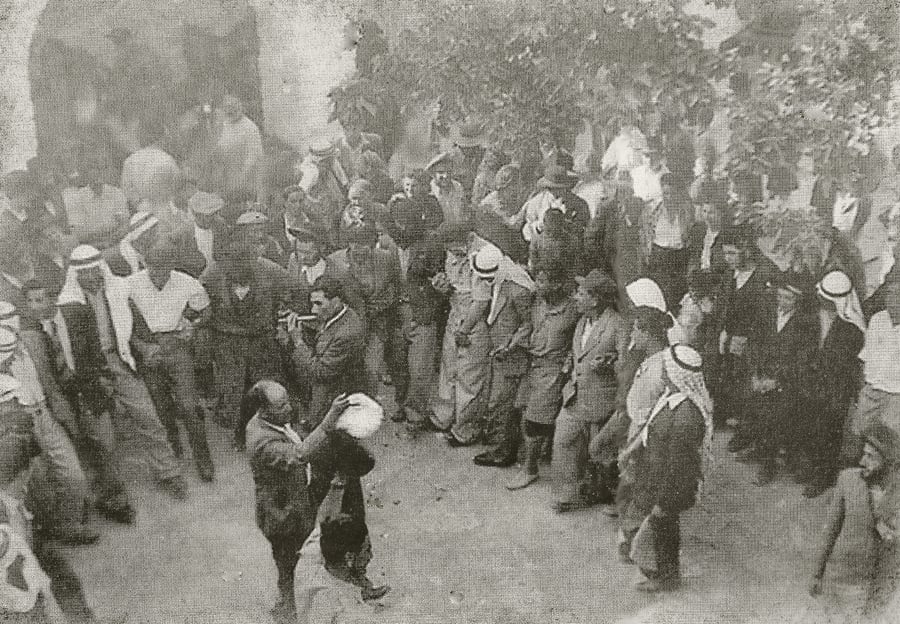 חגיגות ל"ג בעומר בחצר המערה במירון בשנות ה-20 של המאה ה-20, בהשתתפות ערבים ודרוזים