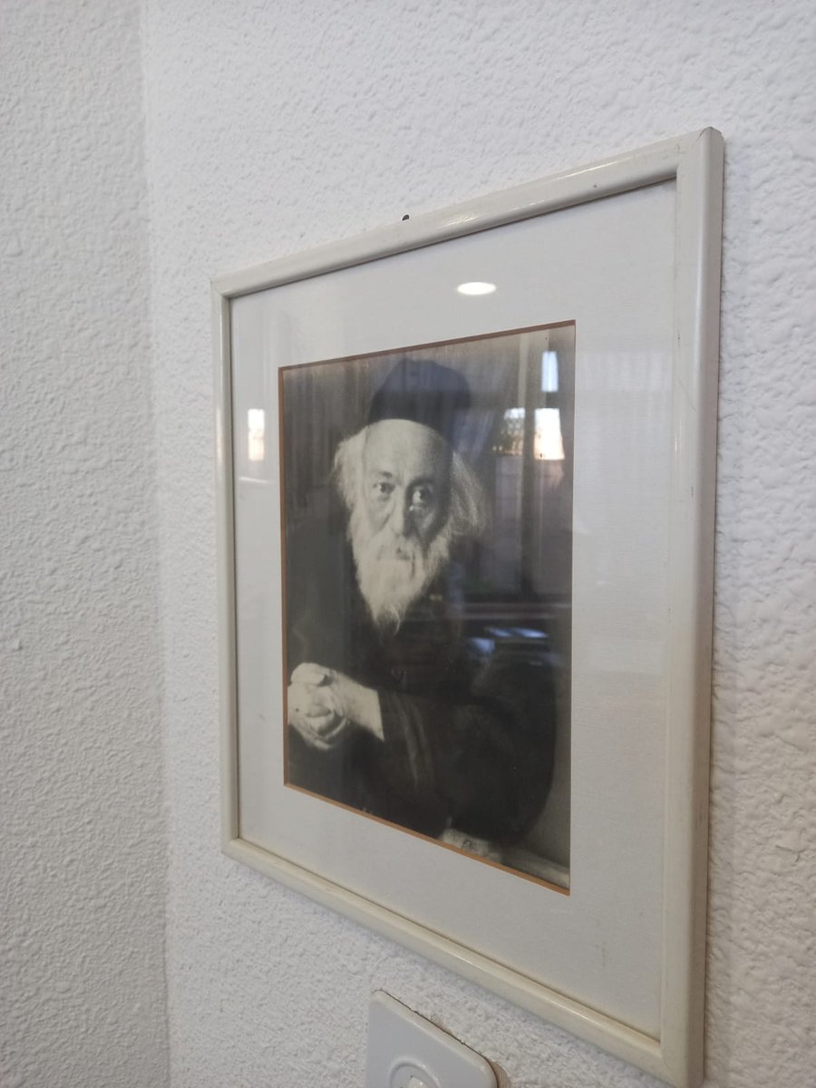 בחדרו של הרב משה ליכטנשטיין, נכד הגרי"ד סולובייציק שהוא נכדו של הגר"ח מבריסק