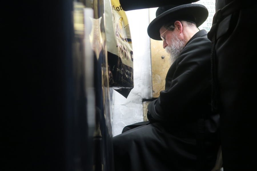 בלילה: הרבי מבאיאן הגיע למירון והתפלל אצל רשב"י