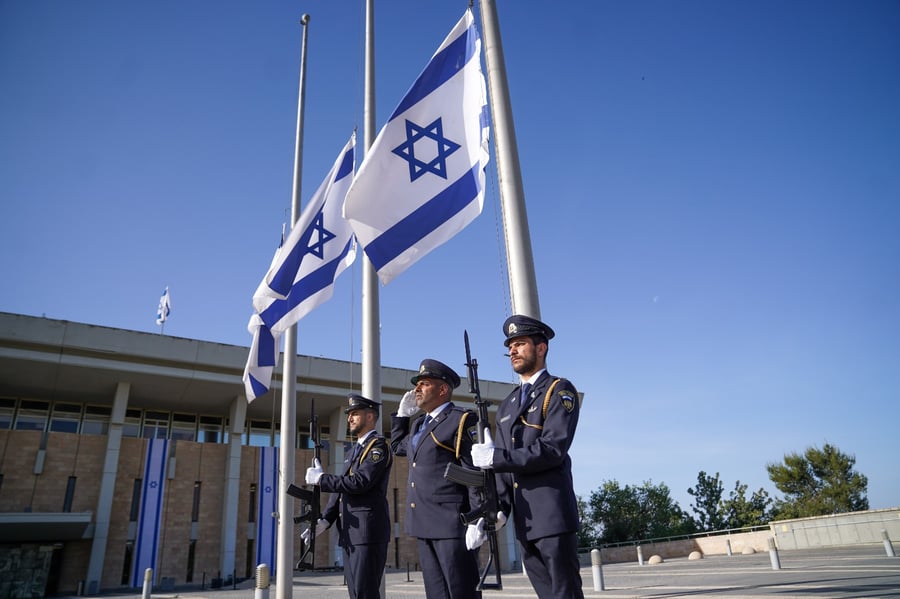 יום האבל הלאומי: הדגלים הורדו לחצי התורן