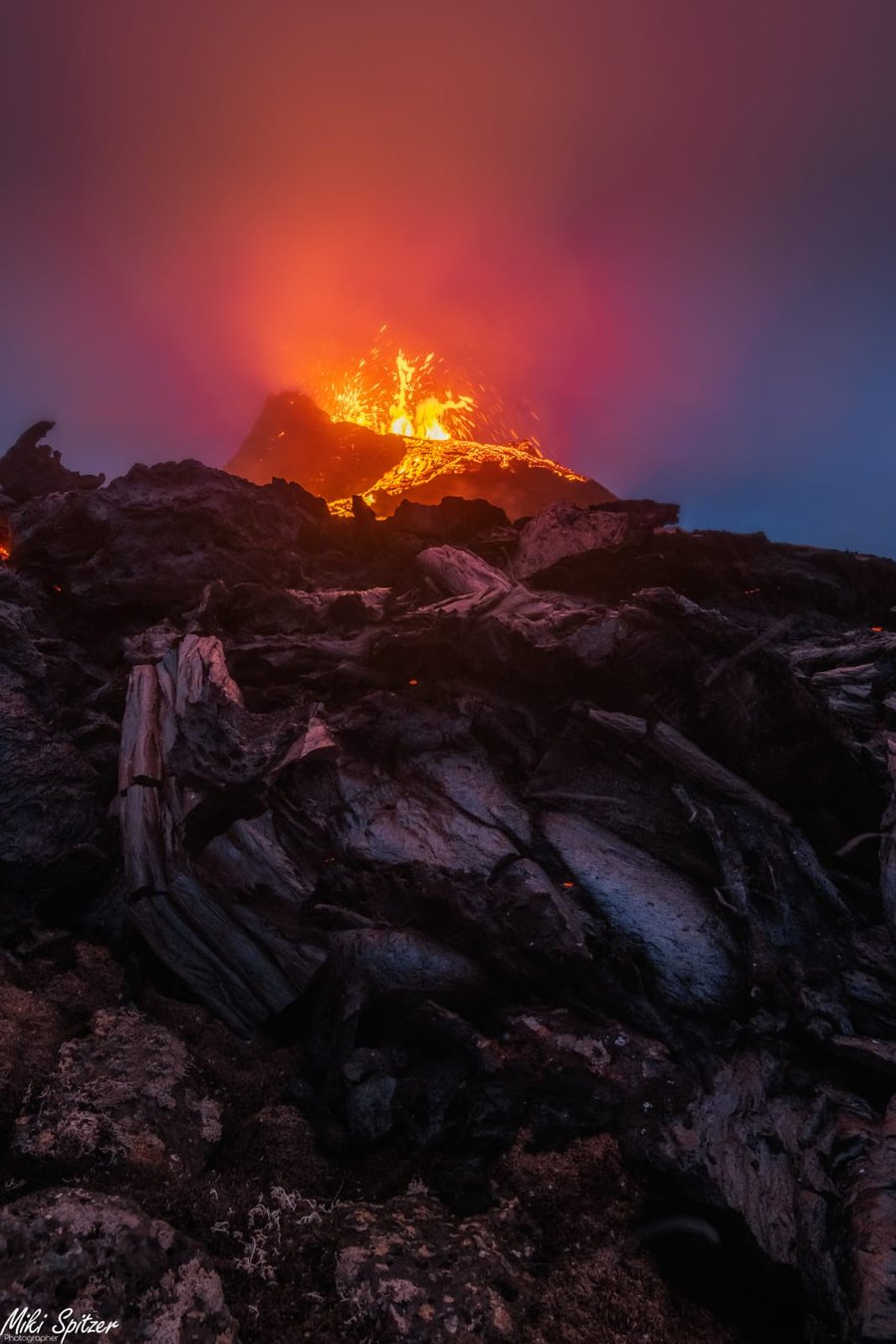 מרהיב: מיקי שפיצר צילם הר געש - מקרוב