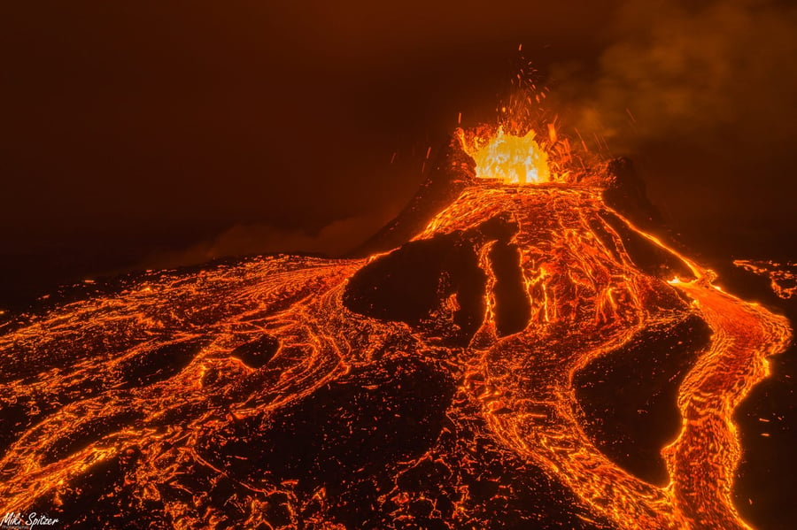 מרהיב: מיקי שפיצר צילם הר געש - מקרוב