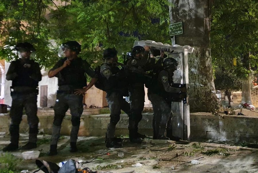 מהומות בהר הבית: 17 שוטרים נפצעו, נערכים לגל טרור