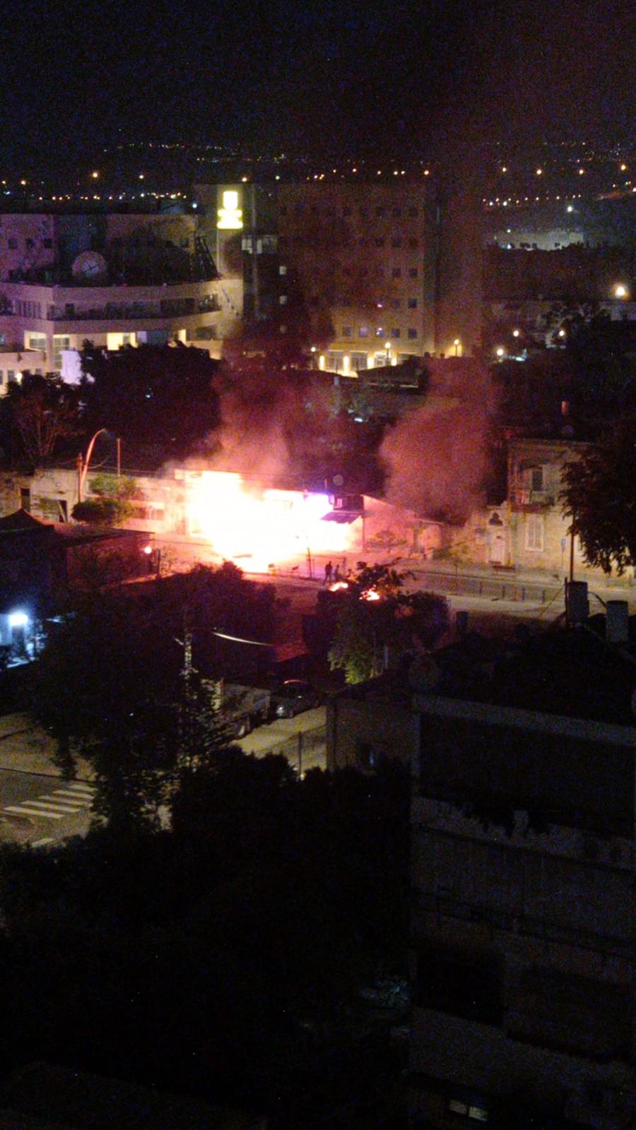 אנרכיה בעיר לוד: 2 פצועים קשה; בתי כנסת עולים בלהבות