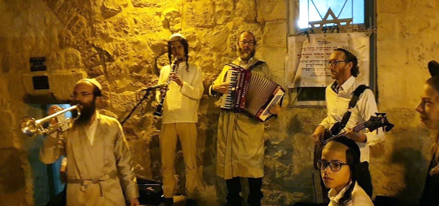 למרות המתיחות: הכליזמרים ניגנו בקבר דוד