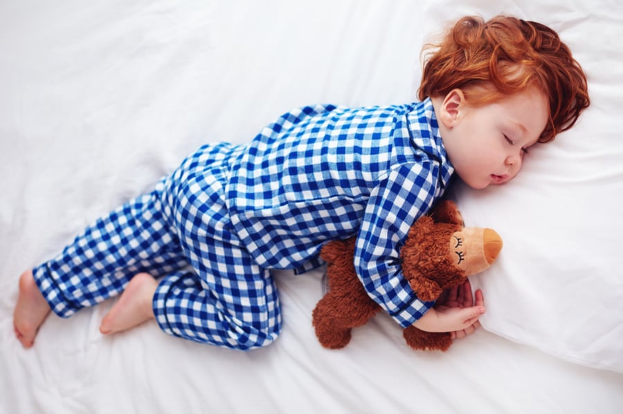 בלי תקלות: מתי ואיך כדאי לעבור מעריסה למיטת ילדים