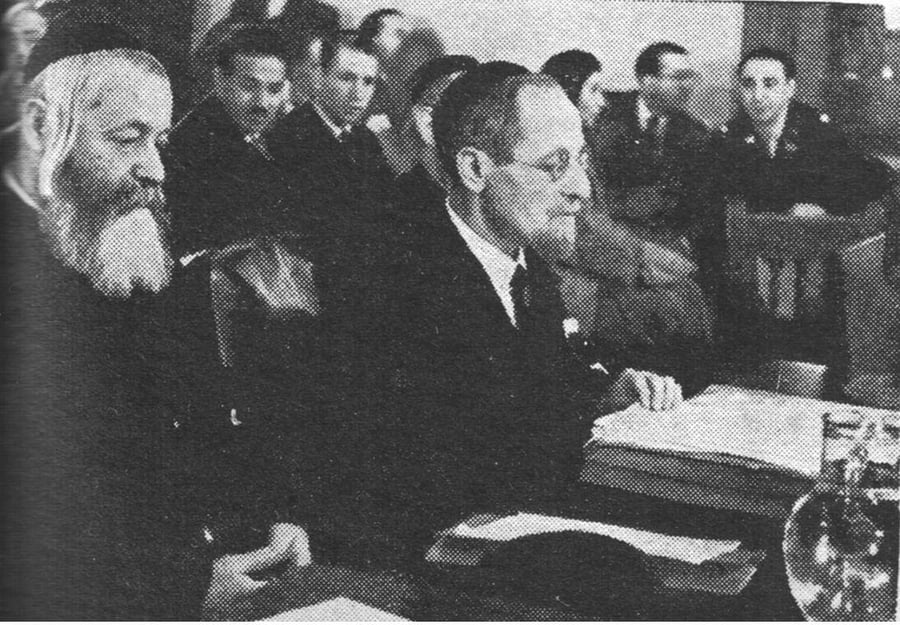 רבי משה בלוי (משמאל), בשנתו האחרונה. הנואם הוא הרב דוקטור יצחק ברויאר, בעת שהעידו בפני ועדת החקירה האנגלו-אמריקאית לענייני ארץ ישראל, בתחילת שנת 1946