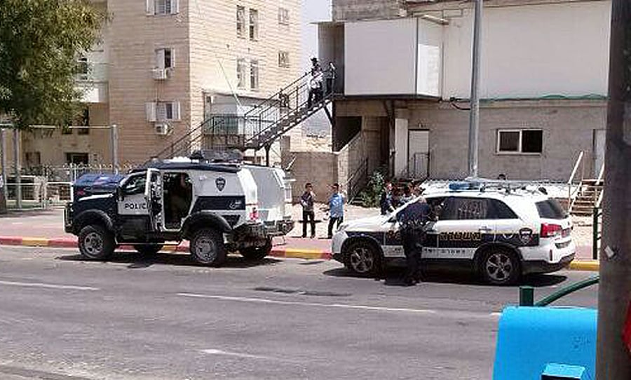 ניידות משטרה, מחוץ לבית הכנסת
