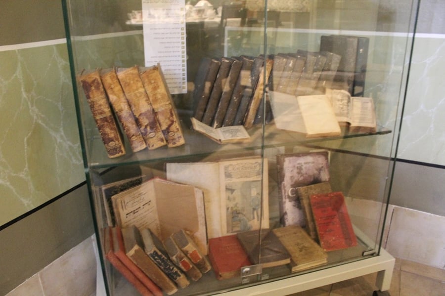 ספרים עתיקים בבית אבשלום פיינברג בחדרה